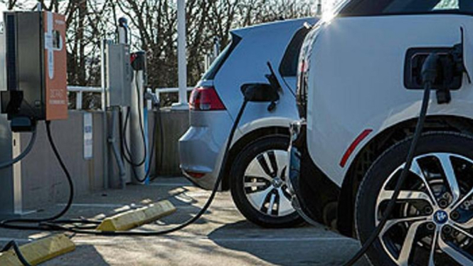 Charger mobil listrik