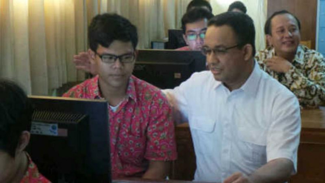 Menteri Anies Bawesdan saat mengunjungi SMAN 1 Depok, Kamis (2/4/2015)