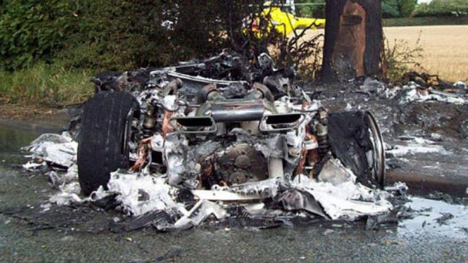 Mobil terbakar