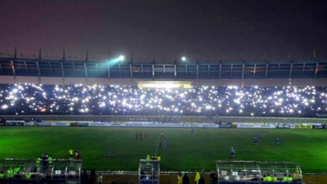 Persib lawan Semen Padang saat Stadion Si Jalak Harupat saat mati lampu.