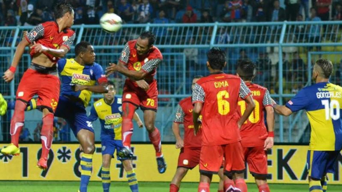 Pertandingan ISL 2015 antara Arema Cronus dan Barito Putera