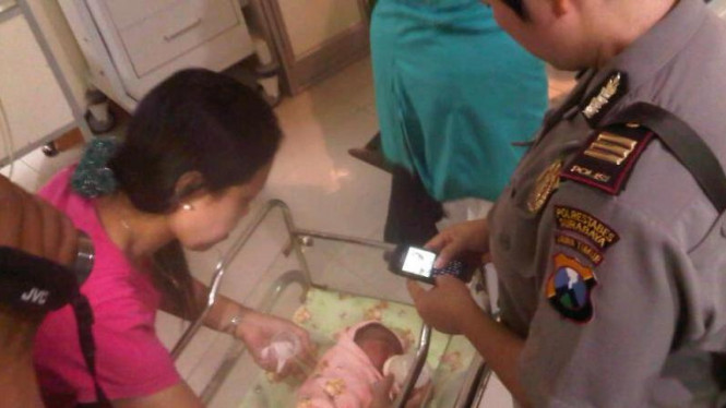 Bayi baru lahir digantung di spion mobil. Mulutnya diplester.
