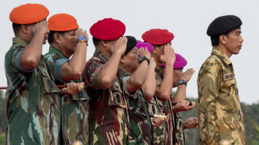 Presiden Jokowi saat menjadi warga kehormatan TNI.
