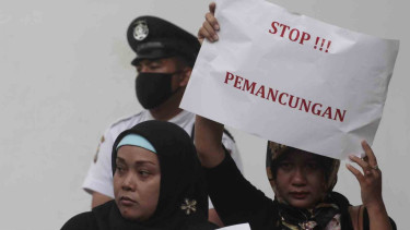 Puluhan orang yang tergabung dalam Migrant Care menggelar aksi unjuk rasa di depan Kedutaan Besar Saudi Arabia Jakarta