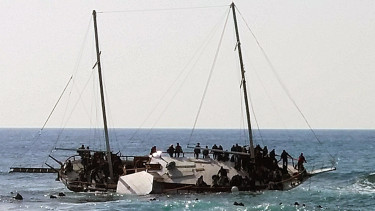 Kapal Pembawa Puluhan Imigran Karam di Yunani
