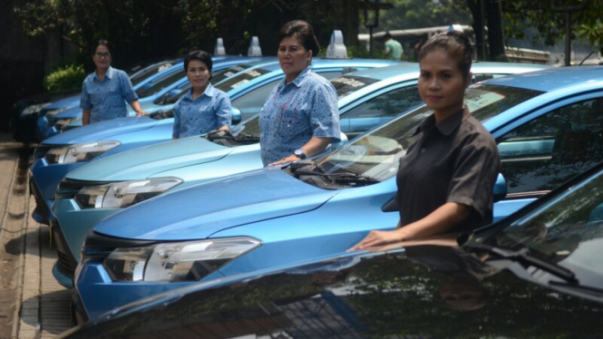 Pengemudi wanita Blue Bird.