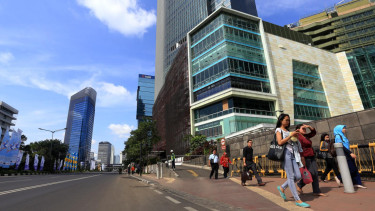 Pegawai Kantor Berjalan Kaki