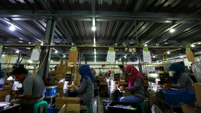 mengintip produksi alat tulis