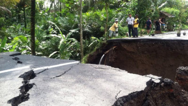 Jembatan penghubung  di Kabupaten Sleman ambrol, Kamis (23/4/2015)