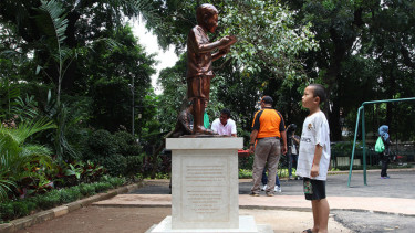 Ahok Resmikan Patung Gus Dur Kecil di Taman Amir Hamzah
