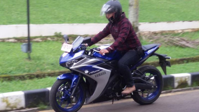 Yamaha R25.