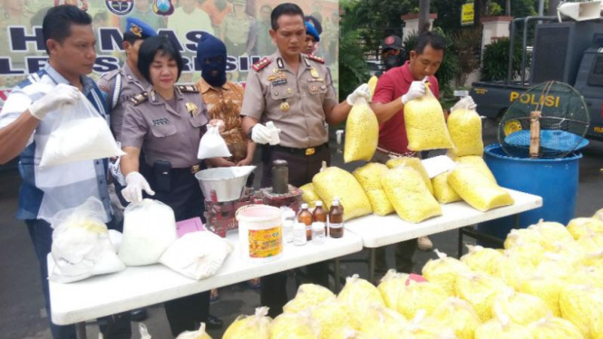 Ilustrasi pengungkapan bisnis mi kuning berformalin.