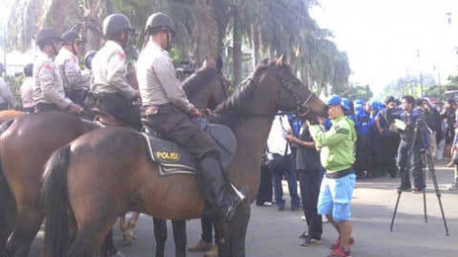Polisi berkuda di sekitar Bunderan HI.