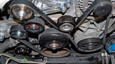 Fan belt mesin mobil.