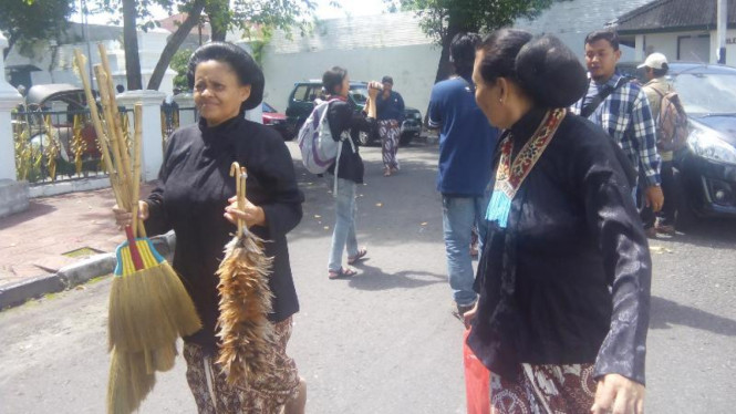 Para Abdi Dalem Keraton Yogyakarta memasuki Siti Hinggil, Selasa (4/5/2015)
