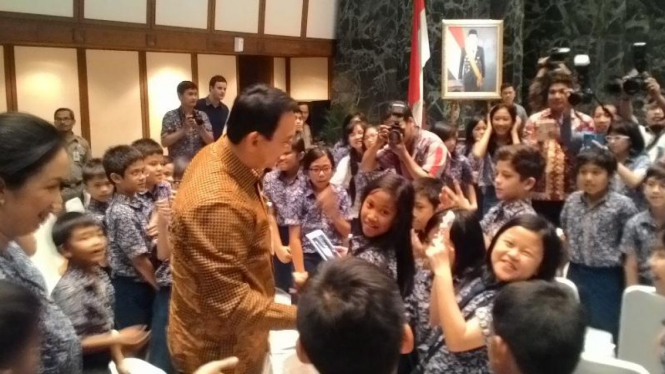 Ahok di tengah anak SD