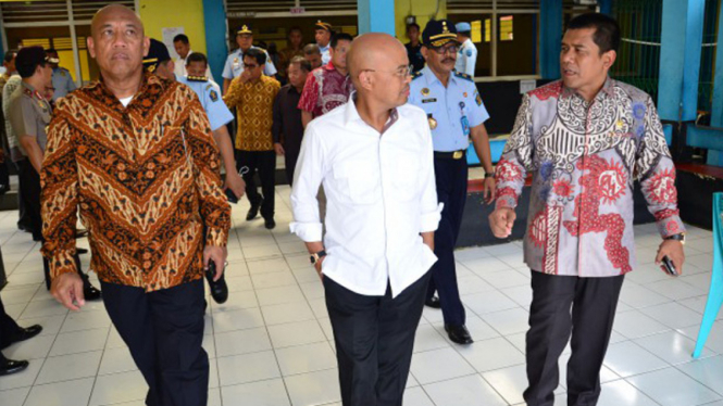 Wakil Ketua Komisi III DPR Desmon J. Mahesa (tengah)