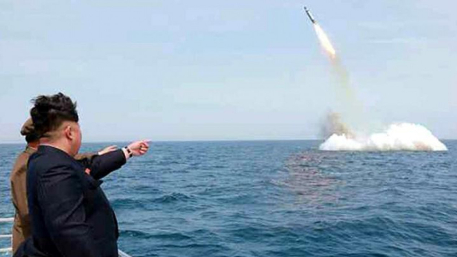 Kim Jong-un menyaksikan uji coba peluncuran rudal balistik dari kapal selam.