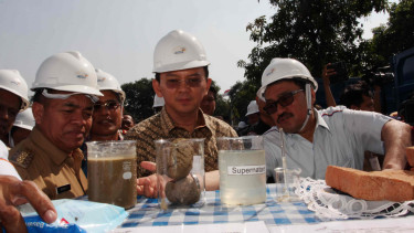 Ahok Resmikan Pengoperasian Mesin Pengolah Lumpur