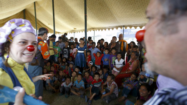 Badut Menghibur Pengungsi Gempa Nepal