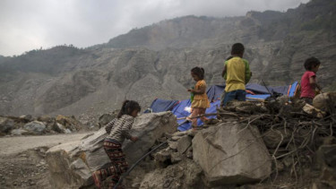 Anak-anak Nepal bermain di luar tenda, dekat wilayah longsor di Sindhupalchowk.