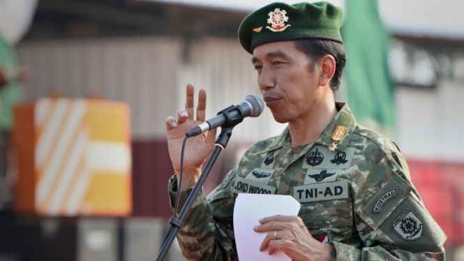 gaya jokowi pakai seragam tentara
