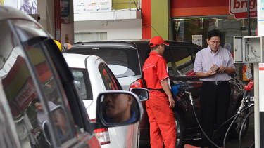 Petugas mengisi bahan bakar 