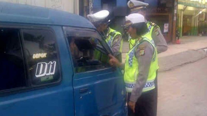 Polisi Razia Supir angkot di Depok