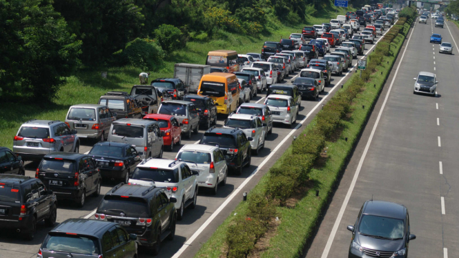 Ilustrasi-Kepadatan kendaraan di Tol Pasteur Bandung Jawa Barat
