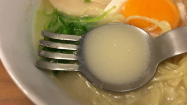 Spork, sebuah alat makan untuk menyantap ramen.