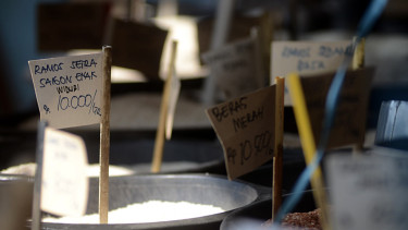 Pedagang Pasar Desak Pemerintah Tuntaskan Kasus Beras Plastik