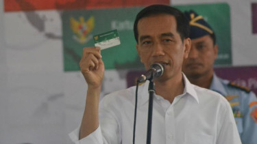 Presiden Bagi-bagi Kartu di Malang