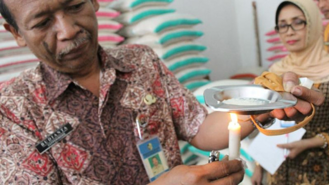 Uji sampel beras beras plastik