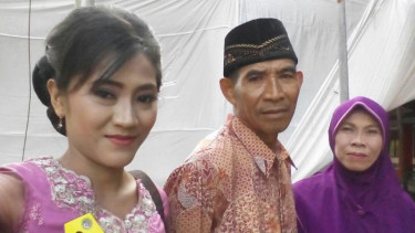 Darwati, pembantu rumah tangga jadi wisudawan terbaik.