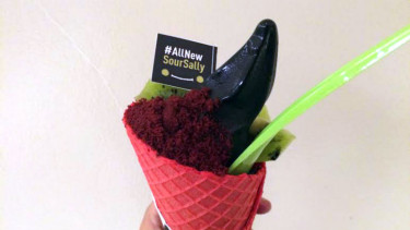 Frozen Yoghurt Hitam Sour Sally