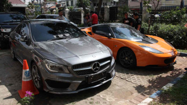 Sedan Mewah Berplat Bodong Diamankan Petugas