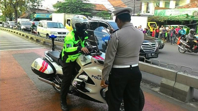 Polisi gadungan ditangkap karena menerobos busway, Jum'at (29/05/2015)