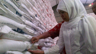 Menteri Sosial Khofifah Indar Parawansa saat sidak gudang bulog di Semarang