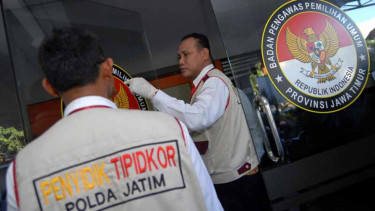 Penggeledahan Bawaslu Jawa Timur