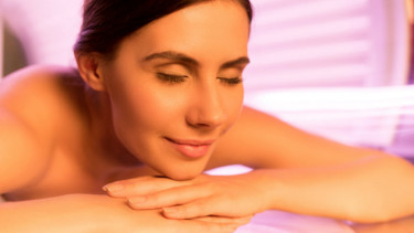 Ilustrasi wanita menggelapkan kulit di solarium