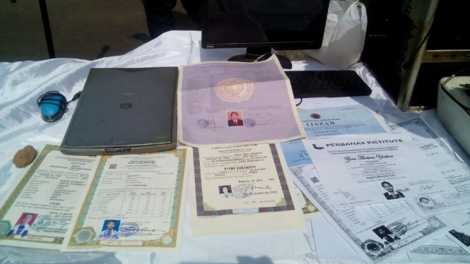 Ilustrasi ijazah palsu.
