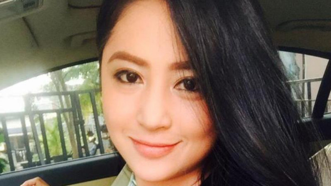 Dewi Perssik.