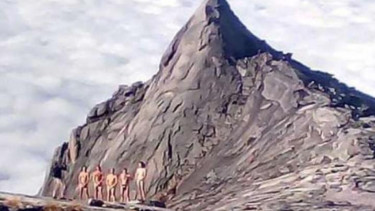 Turis berfoto tanpa busana di Gunung Kinabalu