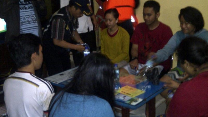Para wisatawan yang terjebak di laut.