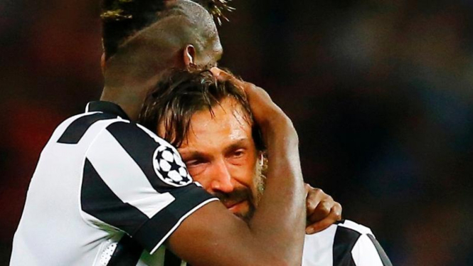 Gelandang andalan Juventus, Paul Pogba memeluk Andrea Pirlo