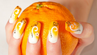 Ilustrasi mewarnai kuku atau nail art.
