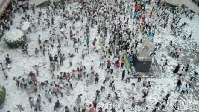 Pelajar China Robek Buku Sebelum UN