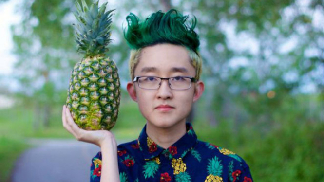 Hansel dengan potongan rambut menyerupai nanas.