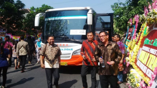 Bus angkut tamu pernikahan Gibran-Selvi.