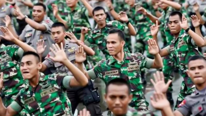 Personel TNI dan Polri saat senam bersama. 